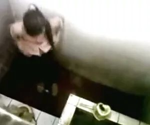 لگد زدن به دو نفر در ...