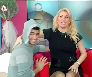 دختر زیبا با کلاه هن ...