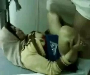 دختران جوان کنار است ...